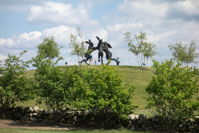 dancing-hares-bronze-sculpture-3